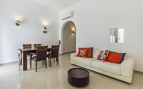 Unique Four Bedroom Townhouse One Minute Away From The Seafront